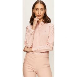 Tommy Hilfiger - Koszula. Różowe koszule damskie TOMMY HILFIGER, na co dzień, bez wzorów, z elastanu, klasyczne, z klasycznym kołnierzykiem, z długim rękawem. Za 399,90 zł.
