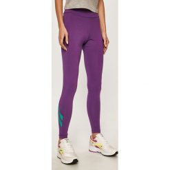 Reebok Classic - Legginsy. Fioletowe spodnie damskie Reebok Classic, s, z nadrukiem, z elastanu. W wyprzedaży za 119,90 zł.