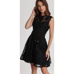 Czarna Sukienka Limoteia. Czarne sukienki damskie Renee, s, bez wzorów, bez kołnierzyka, bez rękawów, mini. W wyprzedaży za 199,99 zł.