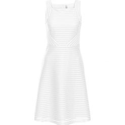 Sukienka bonprix biały. Białe sukienki damskie bonprix, bez wzorów, eleganckie, bez kołnierzyka, bez rękawów. Za 149,99 zł.