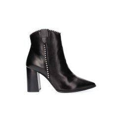 Botki Café Noir LC432. Czarne botki damskie Café Noir, bez obcasa, bez zapięcia. Za 326,46 zł.