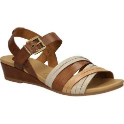 Sandały caprice 9-28213-34. Pomarańczowe sandały damskie Caprice, bez wzorów, ze skóry, bez obcasa, bez zapięcia. Za 279,99 zł.