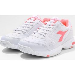 Diadora SMASH Obuwie do tenisa Outdoor white/coral. Białe buty sportowe damskie marki Diadora, z materiału, na golfa. Za 249,00 zł.