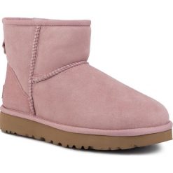 Buty UGG - W Classic Mini II 1016222 Pcry. Różowe kozaki damskie Ugg, na zimę, ze skóry, na niskim obcasie, bez zapięcia. W wyprzedaży za 619,00 zł.