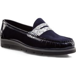 Buty damskie. Niebieskie półbuty damskie Wittchen, z aplikacjami, ze skóry, bez obcasa, bez zapięcia. W wyprzedaży za 249,90 zł.