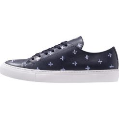 Wood Wood ALEX SHOE Sneakersy niskie blue. Niebieskie trampki i tenisówki damskie marki Wood Wood, bez wzorów, ze skóry, bez zapięcia. Za 689,00 zł.