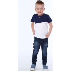 T-shirt chłopięcy z guzikiem granatowo-biały NDZ4487. Niebieskie t-shirty chłopięce Fasardi, bez wzorów, bez rękawów. Za 39,00 zł.