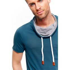 T-SHIRT MĘSKI TYPU GOLF. Niebieskie t-shirty męskie Top Secret, na lato, xxl, bez wzorów, z bawełny, eleganckie, z golfem, krótkie. W wyprzedaży za 19,99 zł.
