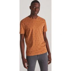 T-shirt z mikroprintem - Brązowy. Pomarańczowe t-shirty męskie Reserved, s, bez wzorów, bez kołnierzyka. Za 49,99 zł.