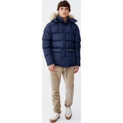 Pikowana kurtka z kapturem ze sztucznym futerkiem. Czarne kurtki męskie pikowane marki Pull&Bear, m. Za 299,00 zł.