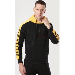 Czarna Bluza Briffa. Czarne bluzy męskie Born2be, xl, bez wzorów, bez kołnierzyka, bez rękawów, bez kaptura. Za 79,99 zł.