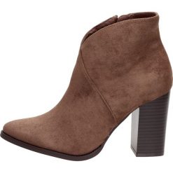 Botki damskie na słupku FILIPPO DBT1575 TAUPE. Pomarańczowe botki damskie FILIPPO, z zamszu, klasyczne, na wysokim obcasie, na obcasie, bez zapięcia. W wyprzedaży za 149,00 zł.