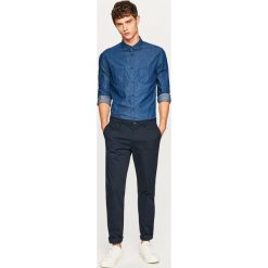 Jeansowa koszula slim fit - Granatowy. Niebieskie koszule męskie Reserved, s, bez wzorów, z jeansu, bez kołnierzyka, bez rękawów. W wyprzedaży za 49,99 zł.