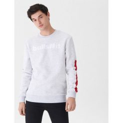 Bluza z napisem - Jasny szar. Szare bluzy damskie bez kaptura marki House, s, z napisami, bez kołnierzyka, bez rękawów. Za 79,99 zł.