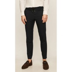 Tommy Hilfiger - Spodnie. Spodnie męskie TOMMY HILFIGER, na co dzień, bez wzorów, z elastanu. W wyprzedaży za 359,90 zł.