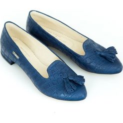 Balerinki w szpic z tłoczeniem - skóra naturalna - model 045 - kolor granatowy krokodyl. Niebieskie baleriny damskie Zapato, bez wzorów, z jeansu, klasyczne, bez obcasa, na obcasie. W wyprzedaży za 179,40 zł.