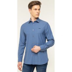 Koszula Guess Alameda M01H13 WCJQ0. Niebieskie koszule męskie Guess, m, z aplikacjami, casualowe, bez kołnierzyka, bez rękawów. W wyprzedaży za 219,00 zł.