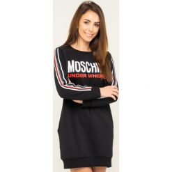 Sukienka dzianinowa Moschino Underwear & Swim A1716 9001. Czarne sukienki damskie Moschino Underwear & Swim, s, bez wzorów, z dzianiny, bez kołnierzyka, bez rękawów. W wyprzedaży za 519,00 zł.