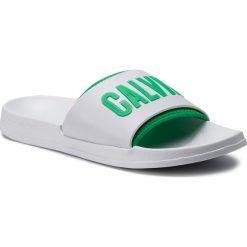 Klapki CALVIN KLEIN - Slide KM0KM00376 100. Białe klapki męskie marki Calvin Klein, bez wzorów, z tworzywa sztucznego. Za 159,00 zł.