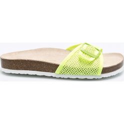 Pepe Jeans - Klapki Oban Mesh. Żółte klapki damskie Pepe Jeans, bez wzorów, z jeansu, bez obcasa, na obcasie. W wyprzedaży za 99,90 zł.