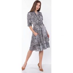 Zwiewna Sukienka Koszulowa w Wężowy Wzór z Falbankami. Szare sukienki damskie Molly.pl, s, z aplikacjami, z tkaniny, eleganckie, z falbankami, bez rękawów, rozkloszowane. Za 188,90 zł.