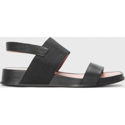 Kazar Studio - Sandały skórzane. Czarne klapki damskie Kazar Studio, bez wzorów, ze skóry, bez obcasa, na obcasie. Za 399,90 zł.