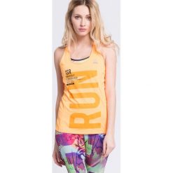 Reebok - Top. Szare topy sportowe damskie Reebok, s, z nadrukiem, z elastanu, z okrągłym kołnierzem. W wyprzedaży za 119,90 zł.