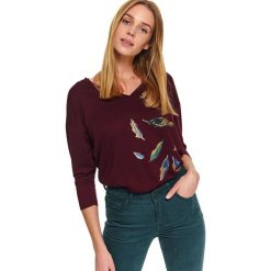 T-shirt z nadrukiem i rękawem 3/4. Czerwone bluzki damskie Top Secret, z nadrukiem, z dekoltem w serek, bez rękawów. W wyprzedaży za 24,99 zł.