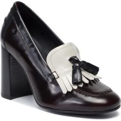 Półbuty TOMMY HILFIGER - Iconic Polished Pump FW0FW04540 Rwb 0K6. Pomarańczowe półbuty damskie TOMMY HILFIGER, z aplikacjami, ze skóry, eleganckie, bez obcasa, na obcasie, bez zapięcia. W wyprzedaży za 559,00 zł.
