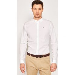 Koszula Tommy Jeans Light Poplin DM0DM07926. Białe koszule męskie Tommy Jeans, xxl, bez wzorów, z bawełny, casualowe, bez kołnierzyka, bez rękawów. Za 299,00 zł.