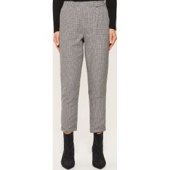 Materiałowe spodnie chino - Czarny. Czarne chinosy damskie House, z materiału. Za 49,99 zł.