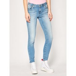 Jeansy Skinny Fit Guess Annette W01A99 D38R4. Niebieskie jeansy damskie Guess, z aplikacjami, z bawełny. W wyprzedaży za 379,00 zł.