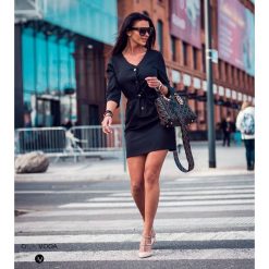 Sukienka,,CLASSIC GOLD" czarna. Czarne sukienki damskie Divinostyle, na co dzień, s, w paski, z poliesteru, bez kołnierzyka, bez rękawów. Za 139,00 zł.