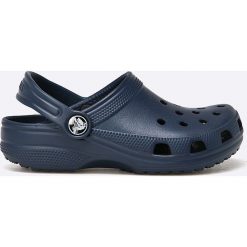 Crocs - Klapki dziecięce Classic. Niebieskie sandały chłopięce Crocs, z gumy, z okrągłym noskiem. W wyprzedaży za 79,90 zł.