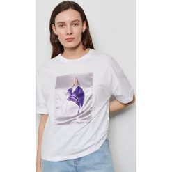 T-shirt z grafiką RE ART - Biały. Białe t-shirty damskie Reserved, xl, bez wzorów, bez kołnierzyka. Za 39,99 zł.