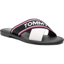 Klapki TOMMY JEANS - Pop Webbing Flat Mule Sandal EN0EN00423 White 100. Czarne klapki damskie marki Tommy Jeans, bez wzorów, z jeansu, bez obcasa, na obcasie. Za 359,00 zł.