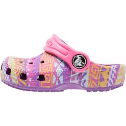 Crocs CLASSIC GRAPHIC Sandały kąpielowe amethyst. Czarne sandały chłopięce marki Crocs, z materiału. Za 129,00 zł.