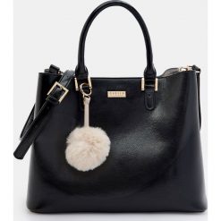 Torebka city bag z puszystym brelokiem - Czarny. Czarne torebki klasyczne damskie Mohito, bez wzorów, z breloczkiem. Za 139,99 zł.
