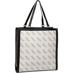 Torebka TWINSET - 201TA7200 Bianco Ottico 00001. Czarne torebki klasyczne damskie Twinset, bez wzorów, ze skóry ekologicznej, na ramię, bez dodatków. W wyprzedaży za 409,00 zł.