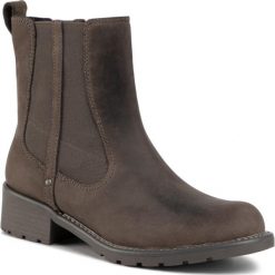 Sztyblety CLARKS - Orinoco Club 261465684 Dark Grey. Szare kozaki damskie Clarks, na co dzień, ze skóry ekologicznej, klasyczne, bez obcasa, na obcasie, bez zapięcia. Za 469,00 zł.