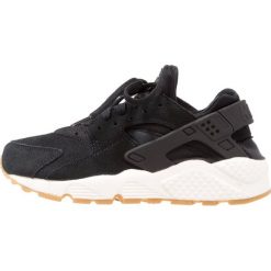 Nike Sportswear AIR HUARACHE RUN SD Sneakersy niskie black/deep green/sail/light brown. Czarne trampki i tenisówki damskie Nike Sportswear, bez wzorów, ze skóry, bez zapięcia. W wyprzedaży za 343,85 zł.