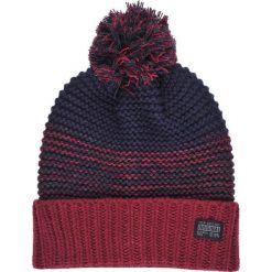 CZAPKA MĘSKA Z POMPONEM. Czerwone czapki męskie Top Secret, na lato, bez wzorów, z dzianiny, eleganckie. W wyprzedaży za 24,99 zł.