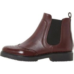 Dune London QUARK Ankle boot bordeaux. Czerwone botki damskie marki Dune London, ze skóry, bez obcasa, bez zapięcia. Za 669,00 zł.
