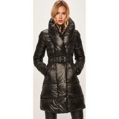 Guess Jeans - Kurtka puchowa. Niebieskie kurtki damskie Guess Jeans, s, w paski, z jeansu, długie. W wyprzedaży za 939,90 zł.