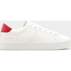 Tenisówki w miejskim stylu z czerwonym detalem. Białe trampki i tenisówki damskie Pull&Bear, bez wzorów, bez zapięcia. Za 89,90 zł.