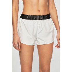 Calvin Klein Jeans - Szorty. Czarne spodenki sportowe damskie Calvin Klein Jeans, s, bez wzorów, z poliesteru, sportowe. W wyprzedaży za 149,90 zł.