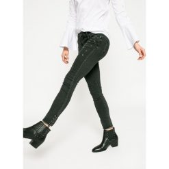 Medicine - Jeansy Dark Bloom. Czarne jeansy damskie marki MEDICINE. W wyprzedaży za 59,90 zł.