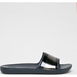Crocs - Klapki. Niebieskie klapki damskie Crocs, bez wzorów, z gumy, bez obcasa, na obcasie. W wyprzedaży za 139,90 zł.
