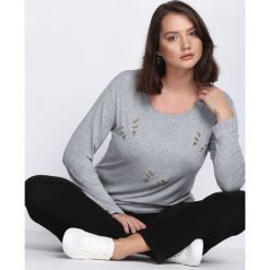 Szara Bluzka Forever And Always. Szare bluzki longsleeves Born2be, xl, z aplikacjami, z okrągłym kołnierzem. Za 39,99 zł.