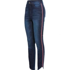 Dżinsy Super Skinny w krótszej długości, z połyskującą wstawką bonprix ciemnoniebieski "stone". Niebieskie jeansy damskie bonprix, z jeansu. Za 109,99 zł.